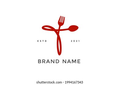 Diseño inicial de logotipo de ilustración simple, moderna y única T combinado con tenedor y cuchara. Logotipo recomendado para bebidas relacionadas con el negocio, restaurante, cafetería y comida.