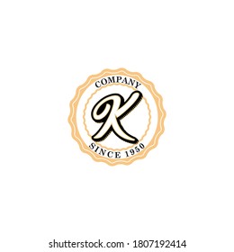 Marca de letra simple y de estilo antiguo para la letra "K".Marca de estilo antiguo para la letra "K" con efecto de texto de época .Diseño de distintivo para el logotipo tipográfico de color marrón claro simple y creativo para la letra "K" .