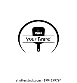 Logotipo y marca de un restaurante sencillo con silueta de pescado y tabla de cortar