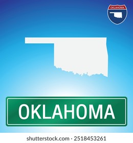 Una simple señal de tránsito para Oklahoma con un mapa del estado al fondo. El letrero es verde con letras blancas, y el mapa es blanco con un fondo azul degradado.