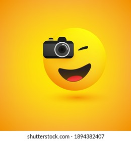 Einfache, glänzende, lächelnde Fotografin Emoji Bildaufnahmen mit einer Digitalkamera - einfaches Emoticon auf gelbem Hintergrund - Vektordesign-Illustration