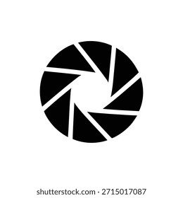 Una ilustración gráfica simple y estilizada en blanco y negro de la apertura de la lente de la cámara, que muestra las cuchillas triangulares que forman una abertura central, perfecta para conceptos de Fotografía.