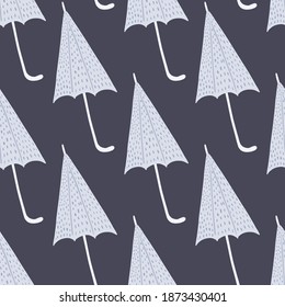 Un paraguas simple da forma a un patrón de doodle impecable. Accesorio dibujado a mano sobre fondo morado oscuro. Fondo decorativo para el diseño de tejidos, impresión textil, envoltura, cubierta. Ilustración vectorial.