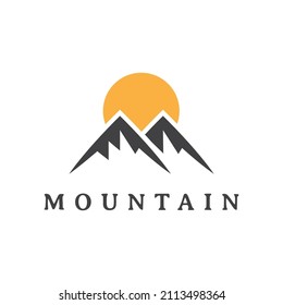 einfach und einzigartig Berg oder Gipfel mit Logo-Design der Sonne