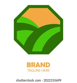 einfache Vektorgrafik, grünes Plantagenfeld, Dämmerungssonne. ideal für Symbole und Logos, Landwirtschaft, Naturpflege, Natur, Pflanzenpflege, Nahrung.