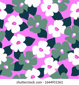Sencillo patrón vintage. Fondo Fuchsia brillante, flores negras, blancas y verdes y hojas oscuras. La impresión es adecuada para textiles, papel pintado y embalaje.
