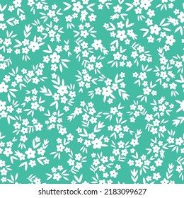 Motif vintage simple. petites fleurs et feuilles blanches. arrière-plan vert. Impression à la mode pour les textiles et papier peint.