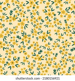 Patrón vintage simple. flores amarillas pequeñas, hojas verdes. fondo amarillo claro. Impresión de moda para textiles y papel pintado.