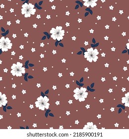 Einfaches Vintage-Muster. weiße Blumen, dunkelblaue Blätter. brauner Hintergrund. Modedruck für Textilien und Tapeten.