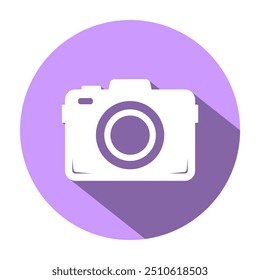 Icono blanco simple de la cámara en círculo púrpura con sombra. Ilustración vectorial plana del estilo de la historieta aislada en el fondo blanco, archivo editable y escalable de EPS