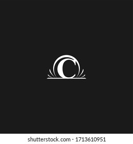 Concepto simple de diseño de letra C con logotipo en color blanco geométrico en ilustración vectorial de fondo negro.