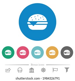 Iconos blancos planos de cheeseburger sencillos sobre fondo de color redondo. 6 iconos de bonificación incluidos.
