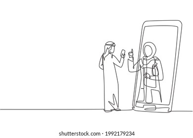Una sola línea contínua dibujando a un paciente árabe sosteniendo un smartphone de pie frente a un smartphone gigante y consultando a una doctora. Doctor en línea. Ilustración vectorial de diseño gráfico de una línea dinámica
