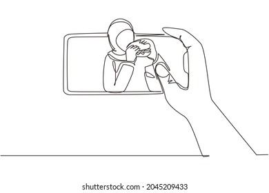 Una sola línea contínua dibujando a una mujer árabe bloguera de comida comiendo hamburguesa mientras crea un nuevo video de contenido para su canal usando un smartphone. Bloguero de revisión de comida. Ilustración vectorial de diseño de líneas de una línea