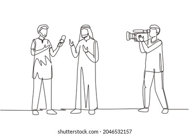 Single continuous line drawing Arab journalists take interview. TV host or reporter, cameraman questioning Arabian man. Broadcasting reportage with cameraman. One line draw design vector illustration
