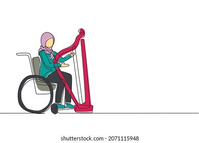 Eine einzige, stetig ziehende arabische Frau, die im Rollstuhl sitzt, spielt Harfe im Konzert. Behinderung und klassische Musik. Körperlich behindert. Rehabilitationszentrum. Grafik-Design-Vektorgrafik einer Zeile