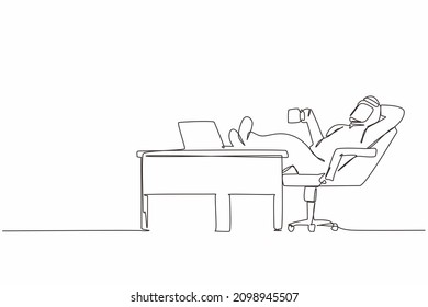 Single continuous line drawing Arab businessman work relaxed at desk and drink cup of coffee. Flat design of employee character working with laptop computer. One line draw graphic vector illustration