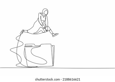 Una sola línea contínua dibujando a una mujer de negocios árabe saltando sobre un icono de una gran carpeta. Documento, carpetas de archivos. Indexación de almacenamiento de información. Archivo de datos. ilustración vectorial de diseño gráfico de una línea
