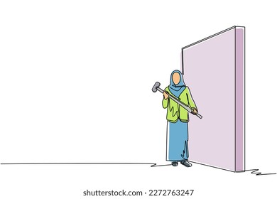 Una sola línea contínua dibujando a una empresaria árabe parada y sosteniendo un gran martillo mientras se enfrenta a la pared. Logro de objetivos, estrategia empresarial. Superación exitosa de los problemas. vector de diseño de trazos de una línea