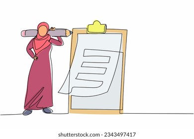 Eine einzige durchgehende Linie, die arabische Geschäftsfrau mit einem riesigen Bleistift auf Schulter zeichnet. Aufgabe ausgeführt Business, in der Nähe der Zwischenablage vollständige Checkliste und Häkchen-Ticks. Ein zeilentaugliches Zeichendesign, Vektorgrafik
