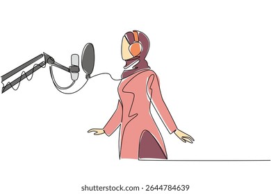 Uma única linha contínua desenhando mulher árabe de pé na frente do microfone usando fones de ouvido está cantando. Primeira experiência entrando em um estúdio de gravação. Dia Nacional da Canção. Ilustração de vetor de design de uma linha