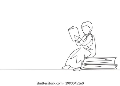 Single continuous line drawing Arabian little boy reading, learning and sitting on big books. Study at home. Smart student, education concept. Dynamic one line draw graphic design vector illustration