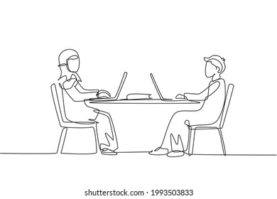 Single continuous line drawing Arabian boy and girl students studying with laptop and sitting on chairs around desk. Back to school, online education. One line draw graphic design vector illustration