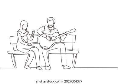 Una sola línea contínua dibujando árabes sentados en un banco de madera en el parque. Pareja en cita, hombre tocando música en guitarra, chica escuchando y cantando juntos. ilustración vectorial de tracción de línea