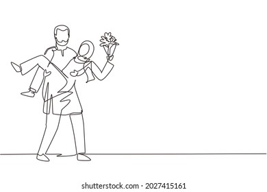 Single continuous line drawing Arabian man holding a woman and making marriage proposal with bouquet. Boy in love giving flowers. Couple getting ready for wedding. One line draw graphic design vector
