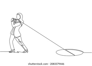 Single continuous line drawing Arabian businesswoman trying hard pulling rope to drag something from hole, metaphor to facing big problem. Business struggles. One line draw design vector illustration