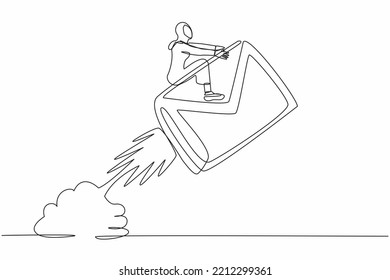 Una sola línea continua dibujando a una empresaria árabe montando un cohete sobre papel volando en el cielo. Concepto de medios sociales, programa de desarrollo de mensajes digitales. Ilustración vectorial de diseño de líneas de una línea