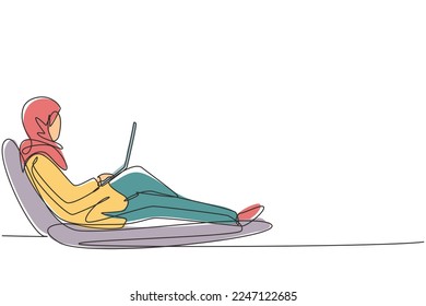Una línea continua dibujando a una mujer árabe con una laptop sentada en una silla reclinadora. Freelance, aprendizaje a distancia, cursos en línea, concepto de estudio. ilustración vectorial de diseño gráfico de una línea