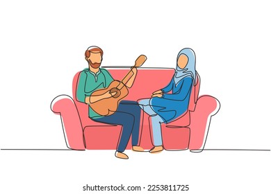 Una sola línea contínua dibujando a la pareja árabe juntos en el amor. El chico está tocando guitarra a su novia en la sala de estar en el sofá. Niña escucha y canta juntos. vector de diseño gráfico de tracción de línea