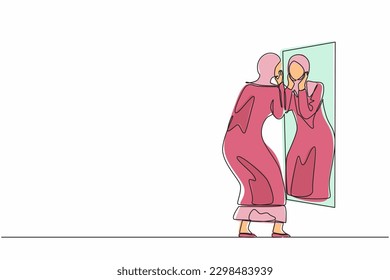 Einzelne, durchgehende Linie ziehende arabische Geschäftsfrau, die ihr Gesicht auf dem Spiegelbild hält. Frauen, die sich nach dem Baden auf das Gesicht lotion, oder ihr Gesicht waschen, den Spiegel ansehen. Einzeilige Zeichentechnik