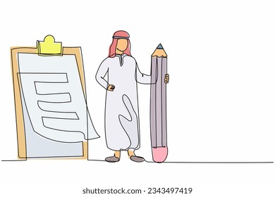 Una sola línea contínua dibujando a un empresario árabe con un gran lápiz mirando la lista de verificación completa en el portapapeles. Concepto de plan completado por éxito de negocios. Ilustración vectorial de diseño gráfico de una línea