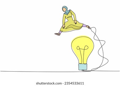 Una única línea contínua dibujando a una empresaria árabe saltando sobre una gran bombilla. Tecnología de transformación de la innovación. Improvisación de idea de negocio. ilustración vectorial de diseño gráfico de una línea