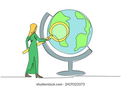 Una única línea de dibujo continua de una mujer de negocios árabe sostenía una lupa e inspeccionaba el mundo. Mapear un buen territorio para crear y desarrollar nuevas empresas. Ilustración vectorial de diseño de una línea