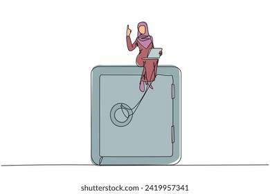 Einzelne ständig ziehende arabische Geschäftsfrau sitzt auf einem großen Safe, während die Hand hält Laptop-Computer. Es ist wichtig, Geld und Dokumente an einem sicheren Ort zu halten. Einzeilendesign