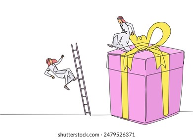 Una sola línea continua que dibuja al hombre de negocios árabe patea al oponente que está subiendo la caja de regalo con una escalera. La competencia justifica cualquier medio para obtener recompensas. Rival. Ilustración vectorial de diseño de una línea