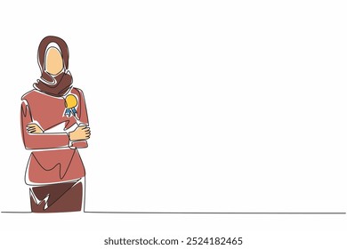 Dibujo en línea continua de una sola mujer árabe de pie con los brazos cruzados, una medalla clavada en el pecho. Momento de triunfo. Símbolo de logro. Día de Apreciación de Empleados. Ilustración vectorial de diseño de una línea