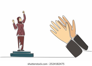 Eine einzige durchgehende Linie Zeichnung arabische Frau steht auf einem Podium. Siegreiche Pose. Die Feier ihrer Leistung. Ermutigung Tag der Mitarbeiterbewertung. Vektorgrafik mit einzeiligem Design