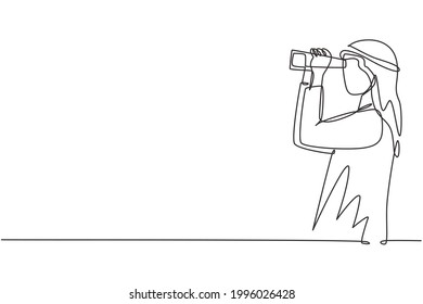 Single continuous line drawing Arabic man looking in distance with binoculars. Enjoy beauty of nature as far as the eye can see. Find something interesting. One line graphic design vector illustration
