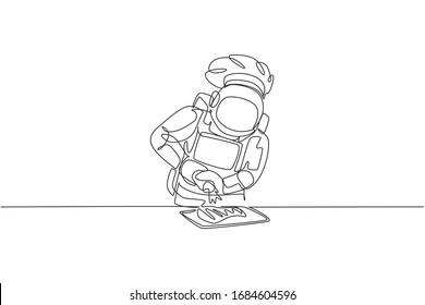 Single continuous line drawing of astronaut chef pouring delicious sauce into steak grill food in outer space cafe. Healthy restaurant cuisine concept. Trendy one line draw design vector illustration