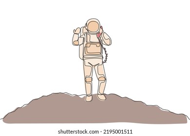 Dibujo de línea continua de astronauta en la superficie de la luna llamando con teléfono satelital. Oficina de negocios con concepto de galaxia en el espacio ultraterrestre. Ilustración de diseño gráfico de tracción de una línea de moda