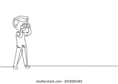 Single continuous line drawing boy taking picture with pocket camera. Photographers taking photo with digital cameras. Photography hobbies. Dynamic one line draw graphic design vector illustration