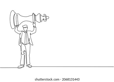 Una línea continua dibujando a un empresario sosteniendo, levantando una pieza de ajedrez real. Tácticas o estrategias exitosas de emprendimiento, superioridad en negocios. ilustración vectorial de diseño gráfico de una línea