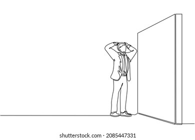 Un empresario de dibujo de línea continua de pie y confundido frente a enormes barreras de pared de ladrillo. Escena por decisión de negocios equivocada, error, punto muerto. Ilustración vectorial de diseño de líneas de una línea