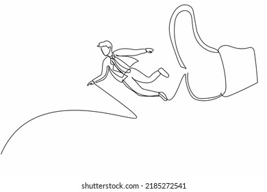 Una sola línea contínua atrayendo a un empresario que fue despedido, volando por el aire después de ser pateado en la espalda. Empleado masculino desempleado de la empresa. ilustración vectorial de diseño gráfico de una línea