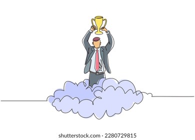 Una línea contínua que dibuja a un hombre de negocios sosteniendo un trofeo en la nube. Mostrar premio celebra su victoria en el cielo. Logro del objetivo del éxito empresarial. Ganando competencia. vector de diseño gráfico de una línea