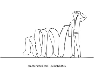 Un solo dibujo de línea continua de un hombre de negocios con un largo papel de facturación colgando hasta el suelo, una de sus manos rascándose la cabeza. Confuso en cómo pagar la cuenta. vector de diseño de una línea